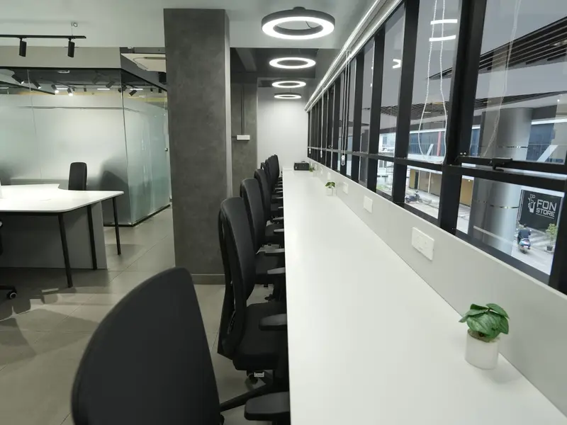 Window-side coworking desks at Spunic Kondotty near Calicut airport