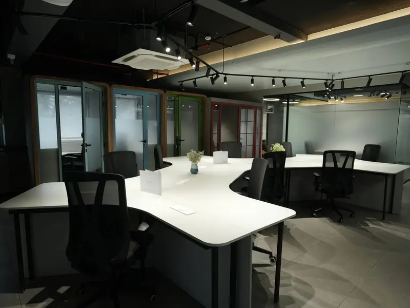 Communal coworking desks and private booths at Spunic Kondotty